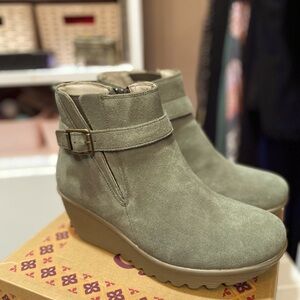 Sketchers , olive color wide, fit bootie